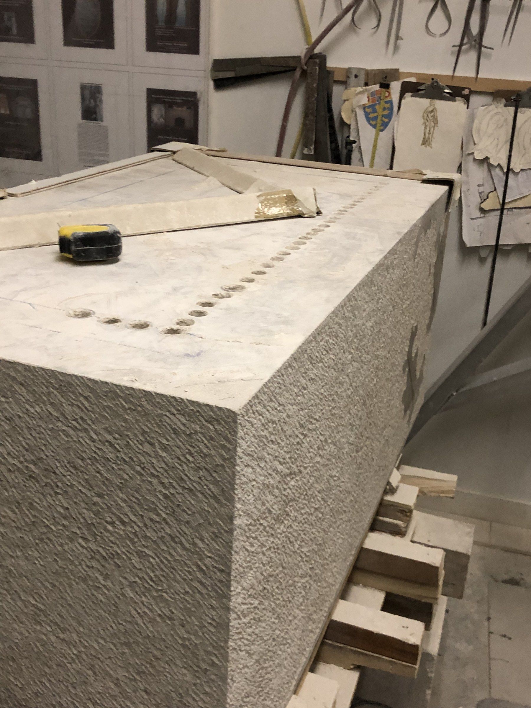 Le bloc avant le creusement : les flancs à la texture d'outil, une ligne de trous percés le long du dessus.