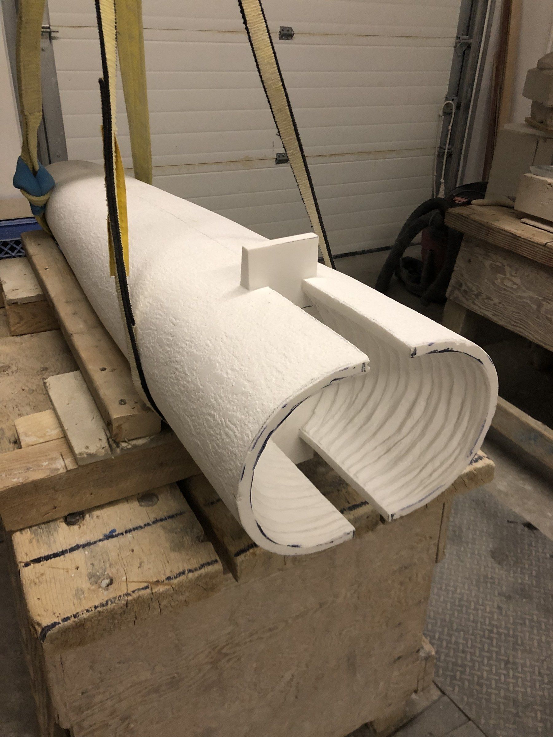 Février 2025, à l'atelier : le cylindre dégrossi, sa surface extérieure texturée, l'intérieur en partie évidé.